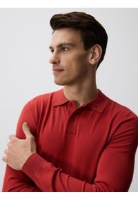 Reserved - Wiskozowy sweter polo - intenstywna czerwień. Typ kołnierza: polo. Kolor: czerwony. Materiał: wiskoza