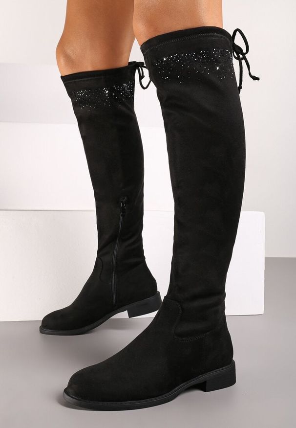 Renee - Czarne Kozaki Muszkieterki na Płaskiej Podeszwie Ozdobione Cyrkoniami i Sznurkiem Floralind. Okazja: na spacer. Kolor: czarny. Materiał: dzianina, skóra, jeans. Wzór: aplikacja. Obcas: na płaskiej podeszwie. Styl: elegancki. Wysokość obcasa: niski