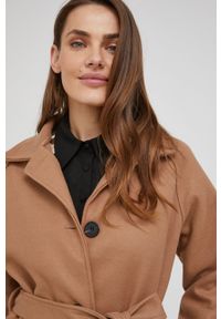 Answear Lab płaszcz damski kolor beżowy przejściowy. Kolor: beżowy. Materiał: materiał. Długość rękawa: raglanowy rękaw. Wzór: gładki. Styl: wakacyjny