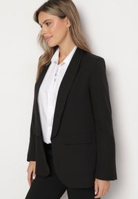 Born2be - Czarna Klasyczna Marynarka Bez Zapięć z Panterkową Podszewką i Imitacją Kieszeni Torinna. Okazja: na co dzień. Kolor: czarny. Materiał: jeans. Styl: klasyczny #3