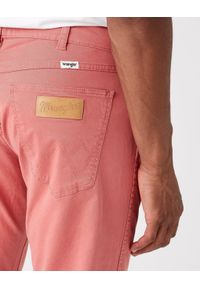 Wrangler - WRANGLER GREENSBORO MĘSKIE SPODNIE MATERIAŁOWE FADED ROSE W15QY6XAP 112145839. Materiał: materiał