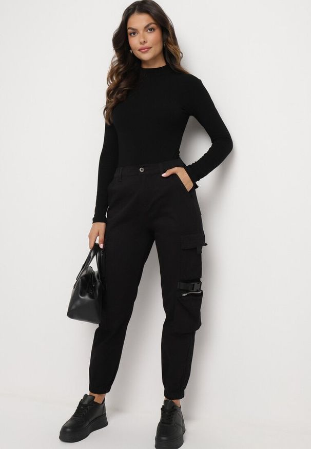 Born2be - Czarne Spodnie Cargo z Elastycznej Bawełny Irilene. Okazja: na co dzień. Kolor: czarny. Materiał: bawełna. Styl: elegancki, casual