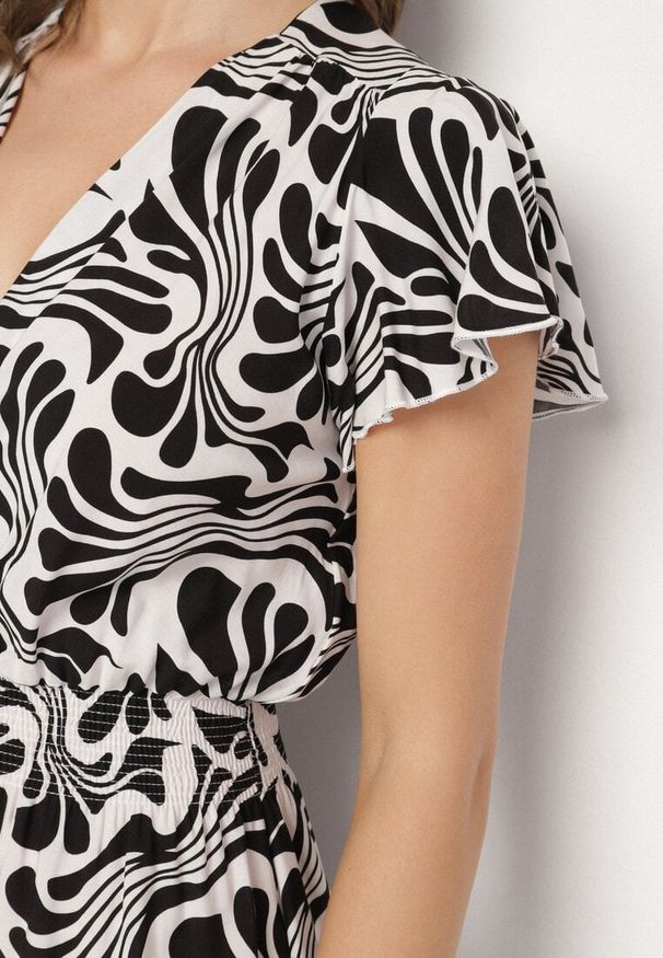 Born2be - Czarna Sukienka o Kopertowym Fasonie z Falbanką w Kwiatowy Wzór Flormoi. Okazja: na co dzień. Typ kołnierza: kołnierz z falbankami, dekolt kopertowy. Kolor: czarny. Materiał: jeans, materiał. Wzór: kwiaty. Sezon: wiosna, lato. Typ sukienki: kopertowe. Styl: casual, klasyczny