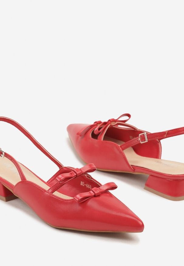 Born2be - Czerwone Eleganckie Sandały na Niskim Słupku z Kokardkami i Noskiem w Szpic Rensara. Okazja: na co dzień. Zapięcie: pasek. Kolor: czerwony. Materiał: jeans. Obcas: na słupku. Styl: elegancki