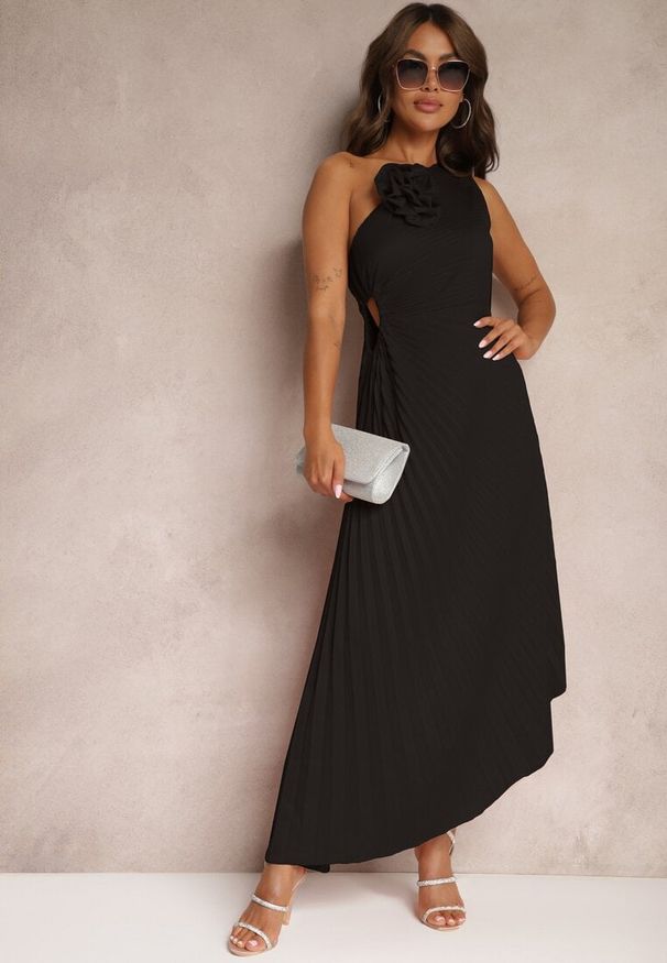 Renee - Czarna Asymetryczna Sukienka z Plisowanym Dołem i Aplikacją w Kształcie Kwiatu Fevima. Kolor: czarny. Wzór: aplikacja, kwiaty. Typ sukienki: asymetryczne. Styl: klasyczny