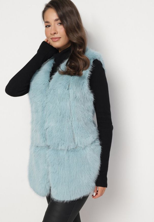 Born2be - Niebieska Kamizelka z Futerka Ozdobiona Wstawkami z Ekoskóry Robenissa. Kolor: niebieski. Materiał: futro. Wzór: aplikacja