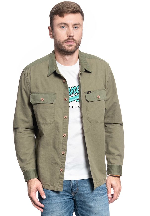 Lee - MĘSKA KOSZULA MATERIAŁOWA LEE 2PKT OVERSHIRT RELXED FIT UTILITY GREEN L67MDONG 112116901. Materiał: materiał