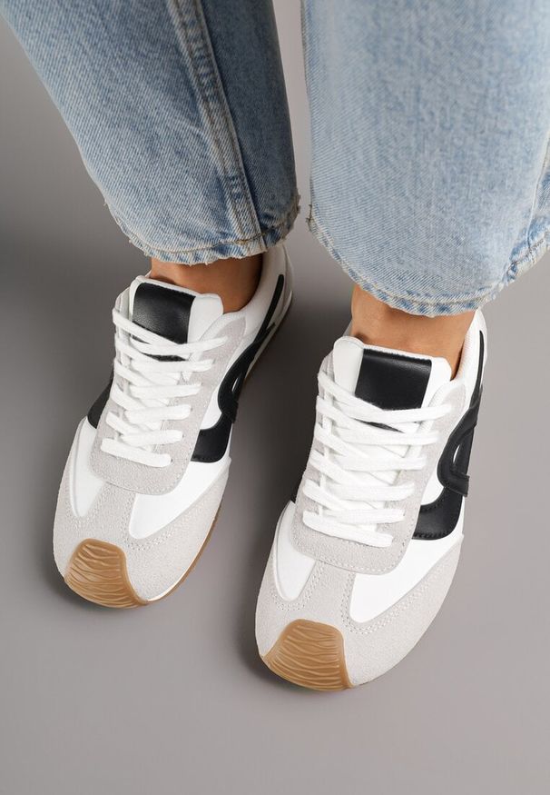 Born2be - Białe Sneakersy Ozdobione Geometrycznym Motywem Ardetia. Okazja: na co dzień. Kolor: biały. Materiał: jeans. Wzór: geometria, aplikacja