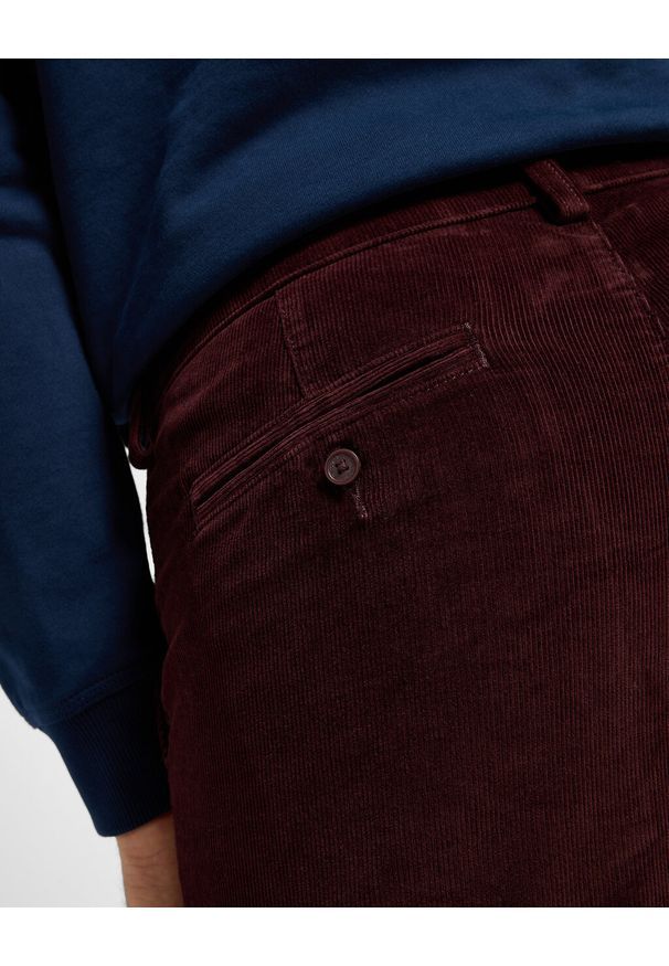 Lee - LEE MĘSKIE SPODNIE SZTRUKSOWE SLIM CHINO VELVET BEET 112355773 L71L014782