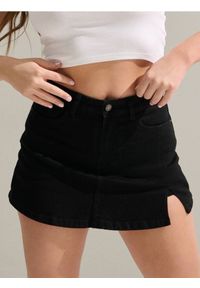 Sinsay - Jeansowe spódnico-spodenki - czarny. Kolor: czarny. Materiał: jeans