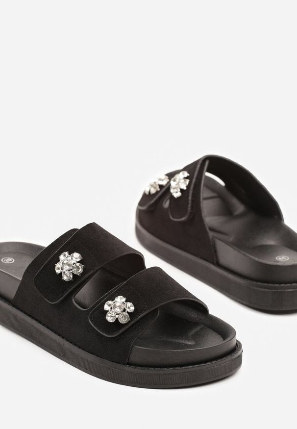 Born2be - Czarne Klapki na Grubej Podeszwie z Cyrkoniami Mevia. Okazja: na co dzień, na imprezę. Kolor: czarny. Wzór: aplikacja. Sezon: lato. Styl: elegancki, casual