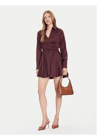 Guess Sukienka koktajlowa W5YK00 WF1T2 Brązowy Regular Fit. Kolor: brązowy. Materiał: syntetyk. Styl: wizytowy