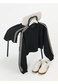 Sinsay - Bluza z dekoracyjnymi lampasami soft touch - czarny. Kolor: czarny. Materiał: dzianina, wiskoza