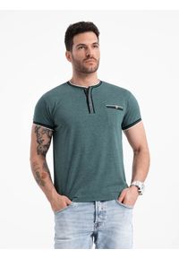 Ombre Clothing - Męski t-shirt henley z ozdobnymi ściągaczami - ciemnozielony V2. Okazja: na co dzień. Typ kołnierza: typu henley. Kolor: zielony. Materiał: wiskoza, żakard, poliester, materiał, jedwab, elastan. Wzór: kolorowy, aplikacja, paski. Styl: klasyczny, casual #6