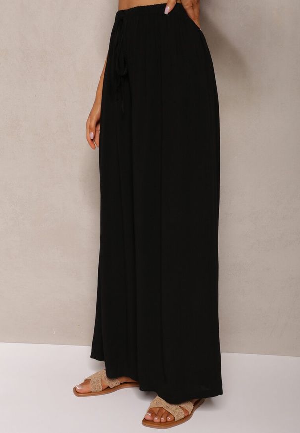 Renee - Czarne Szerokie Spodnie High Waist z Gumką w Talii Ilnena. Okazja: na spotkanie biznesowe, na co dzień, na spacer. Stan: podwyższony. Kolor: czarny. Materiał: wiskoza, materiał. Sezon: lato. Styl: biznesowy, casual, elegancki