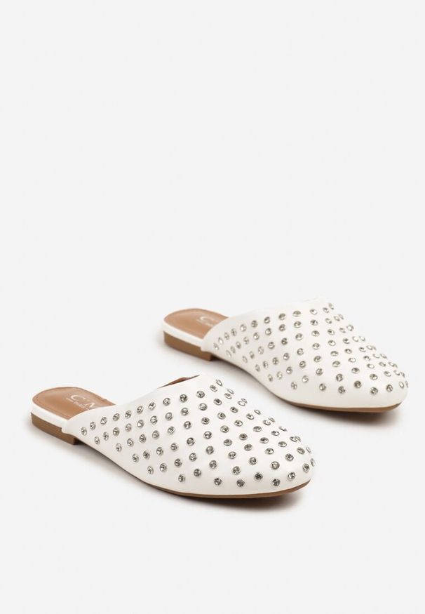 Born2be - Białe Klapki Mule z Cholewką Zdobioną Cyrkoniami Sarritia. Kolor: biały. Materiał: jeans. Wzór: aplikacja. Styl: elegancki
