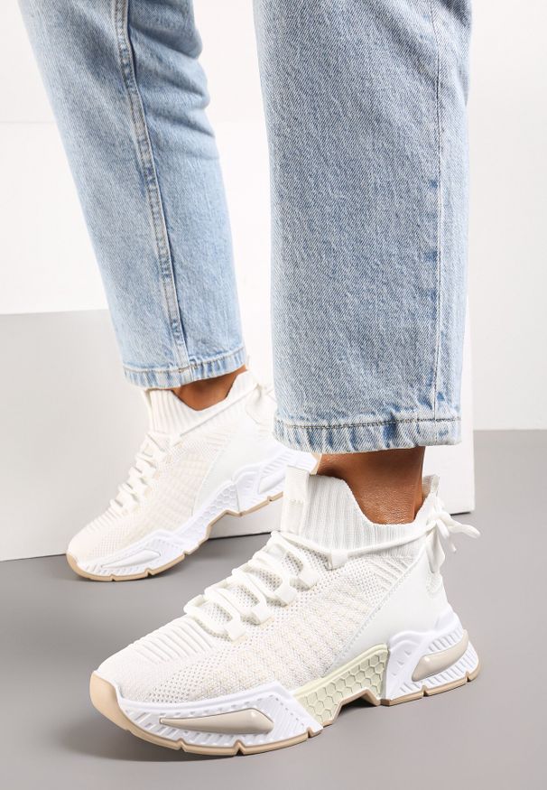 Born2be - Białe Sneakersy ze Skarpetkową Cholewką i Grubą Podeszwą Lekkra. Okazja: na co dzień. Kolor: biały. Szerokość cholewki: normalna. Sport: fitness