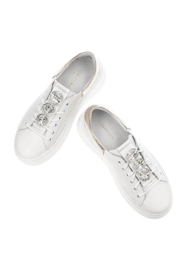 DAMISS - Białe Sneakersy Damiss Modne Skórzane Buty. Okazja: na spacer. Kolor: biały. Materiał: skóra. Szerokość cholewki: normalna. Wzór: aplikacja, kolorowy, jednolity