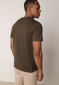 Born2be - Ciemnozielona Bawełniana Koszulka T-shirt z Minimalistycznym Nadrukiem Saphea. Okazja: na co dzień. Kolor: zielony. Materiał: bawełna. Wzór: nadruk. Styl: casual, klasyczny #7