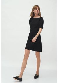 Nife - Czarna koktajlowa sukienka mini z bufiastymi rękawami. Typ kołnierza: dekolt w łódkę. Kolor: czarny. Materiał: elastan. Typ sukienki: proste. Styl: wizytowy. Długość: mini #4