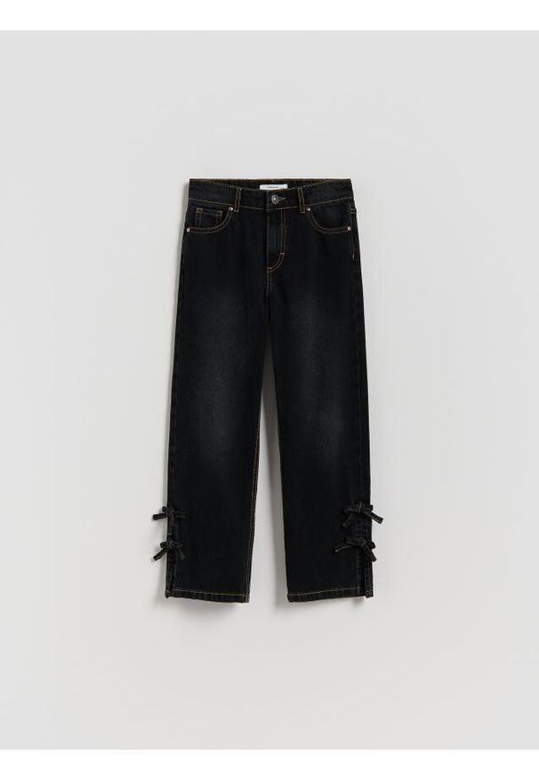 Reserved - Jeansy straight z kokardkami - czarny. Kolor: czarny