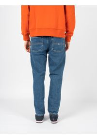 TOMMY HILFIGER - Tommy Jeans Jeansy Dad Jean | DM0DM13136 | Dad Jean | Mężczyzna | Niebieski. Okazja: na co dzień. Kolor: niebieski. Wzór: aplikacja. Styl: casual #4