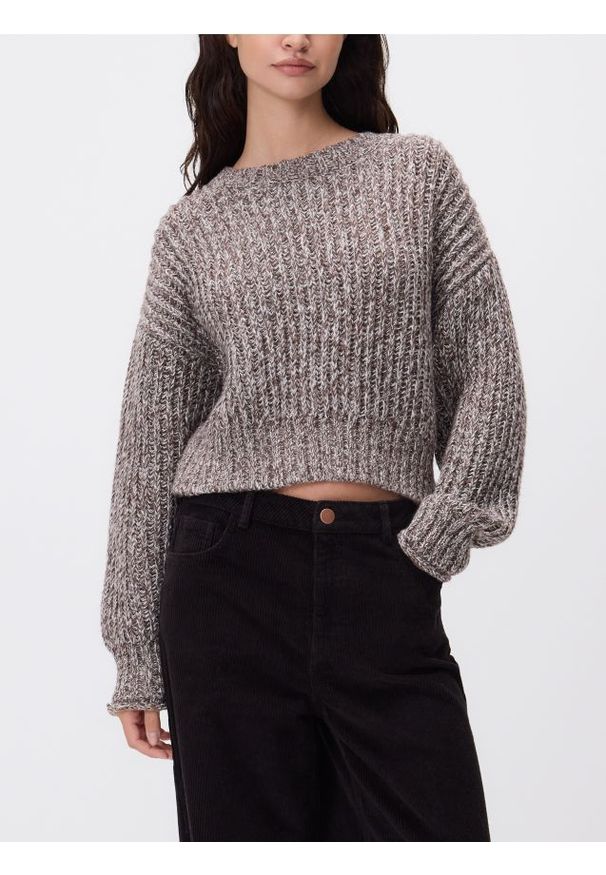 Reserved - Wzorzysty sweter - brązowy. Kolor: brązowy. Materiał: dzianina. Wzór: gładki