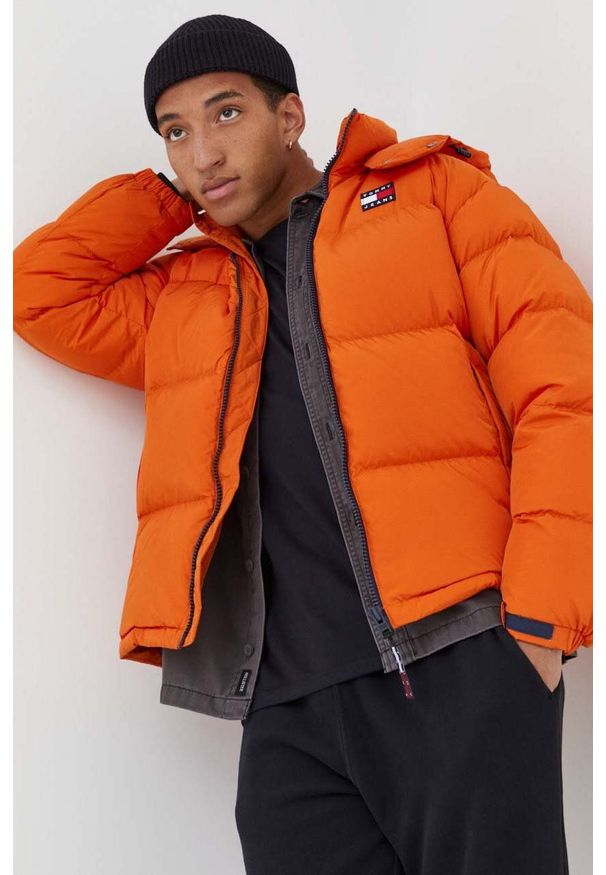Tommy Jeans kurtka puchowa męska kolor pomarańczowy zimowa. Kolor: pomarańczowy. Materiał: puch. Sezon: zima