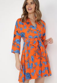Born2be - Pomarańczowa Sukienka Naesousa. Kolor: pomarańczowy. Materiał: materiał. Wzór: nadruk. Typ sukienki: kopertowe. Długość: mini #2