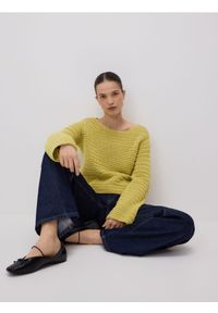 Reserved - Sweter z luźnym splotem - zielony. Kolor: zielony. Materiał: dzianina, bawełna. Wzór: ze splotem #1
