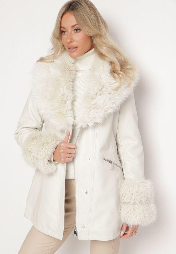 Born2be - Biała Taliowana Kurtka z Imitacji Skóry Obszyta Futerkiem Tilista. Okazja: na co dzień. Kolekcja: plus size. Kolor: biały. Materiał: futro, skóra. Długość rękawa: długi rękaw. Długość: długie. Styl: klasyczny, elegancki, casual