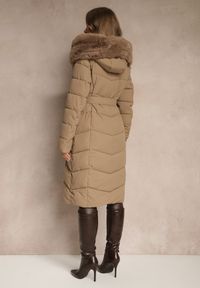 Renee - Beżowa Kurtka z Pikowanymi Przeszyciami Futerkiem i Paskiem Serapella. Okazja: na spacer, na imprezę. Kolor: beżowy. Materiał: futro #2