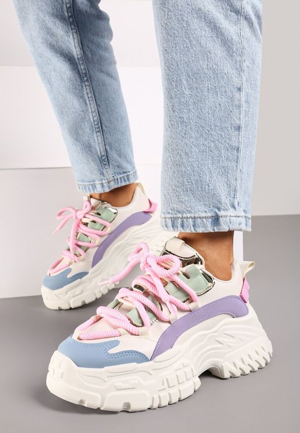 Renee - Biało-Różowe Sneakersy z Podwójnymi Sznurówkami i Tłoczoną Platformą Luppoa. Kolor: biały. Materiał: jeans, dzianina. Obcas: na platformie