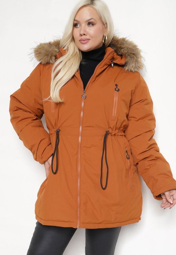 Born2be - Brązowa Kurtka Parka Ocieplana z Troczkami i Odpinanym Kapturem Innorina. Kolor: brązowy. Materiał: jeans. Długość rękawa: długi rękaw. Długość: długie. Sezon: zima