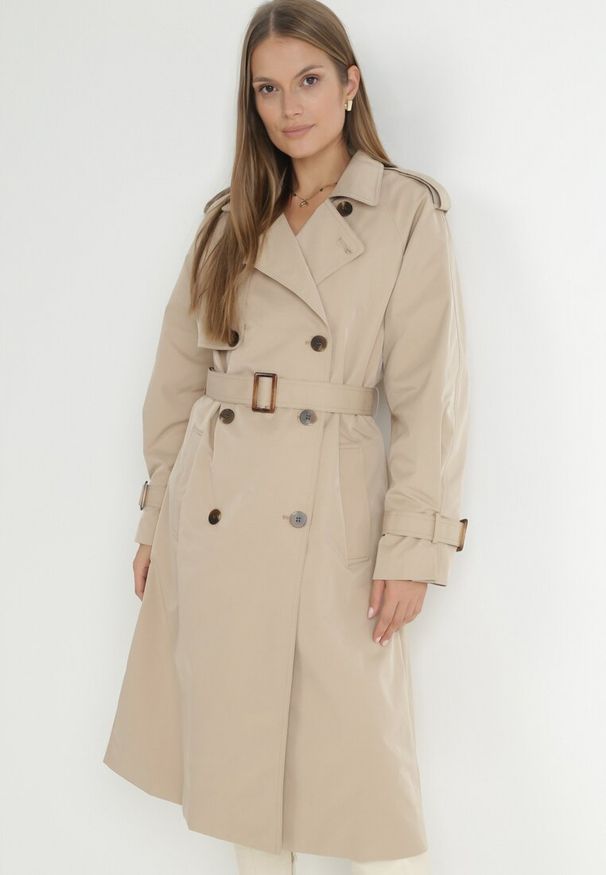 Born2be - Beżowy Płaszcz Trencz Dwurzędowy z Paskiem Cloimia. Okazja: na co dzień. Kolor: beżowy. Materiał: dzianina. Długość rękawa: długi rękaw. Długość: do kolan. Styl: casual, elegancki, klasyczny, wizytowy