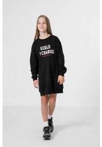 4f - 4F sukienka dziecięca kolor czarny mini prosta. Okazja: na co dzień. Typ kołnierza: kaptur. Kolor: czarny. Długość rękawa: długi rękaw. Wzór: nadruk. Typ sukienki: proste. Styl: casual. Długość: mini #3