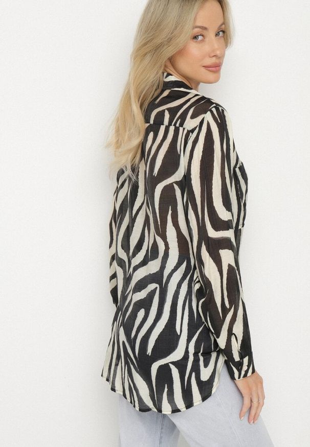 Born2be - Czarna Klasyczna Koszula w Zebrę z Przezroczystej Tkaniny z Wiskozy Bovianne. Okazja: na co dzień. Kolor: czarny. Materiał: wiskoza, tkanina. Wzór: motyw zwierzęcy. Styl: klasyczny
