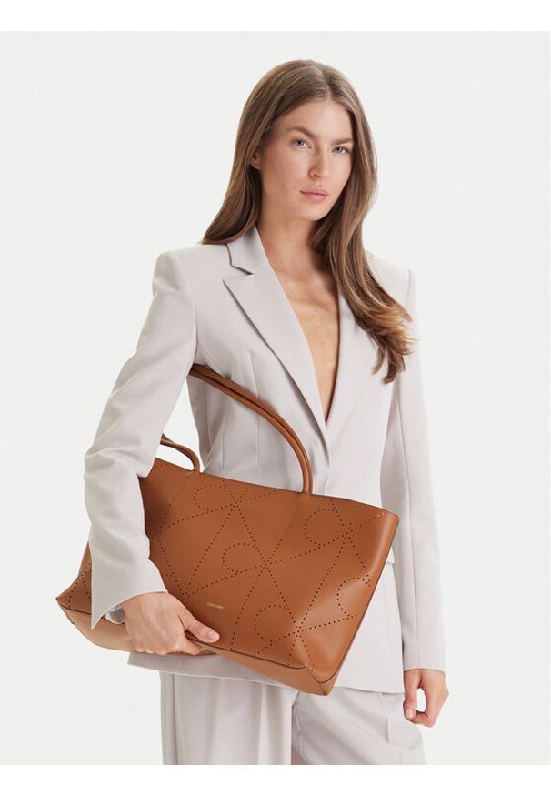 Calvin Klein Torebka Emblem Aop Perfor Lthr Tote LV04F3359G Brązowy. Kolor: brązowy. Materiał: skórzane