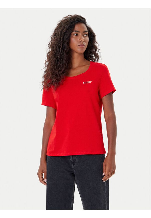 Mustang T-Shirt Alma 1016748 Czerwony Regular Fit. Kolor: czerwony. Materiał: bawełna