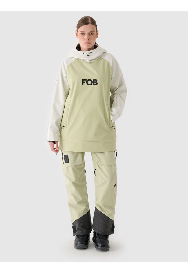 4f - 4F Bluza snowboardowa z softshellu membrana 5000 damska - oliwkowa/khaki M. Typ kołnierza: kaptur. Kolor: oliwkowy, brązowy, wielokolorowy. Materiał: dzianina, syntetyk, materiał, tkanina, elastan. Długość rękawa: raglanowy rękaw. Wzór: jednolity. Sezon: zima. Styl: sportowy. Sport: snowboard