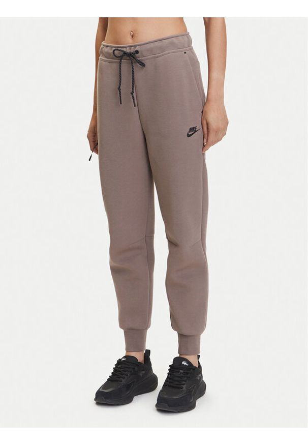 Nike Spodnie dresowe Tech Fleece HV6779 Brązowy Regular Fit. Kolor: brązowy. Materiał: bawełna