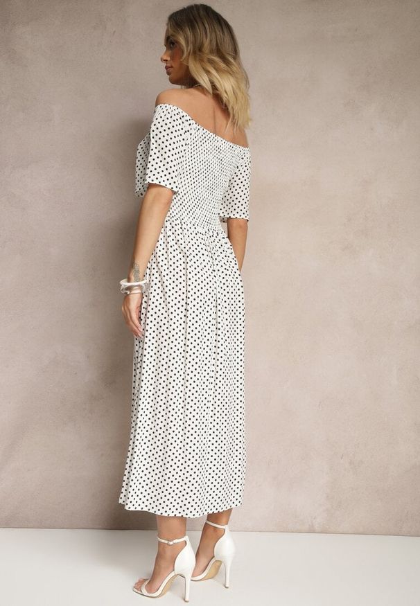 Renee - Biała Bawełniana Sukienka o Rozkloszowanym Kroju Zdobiona Printem w Groszki Lisanovia. Okazja: na co dzień. Kolor: biały. Materiał: bawełna. Długość rękawa: krótki rękaw. Wzór: nadruk, aplikacja, grochy. Typ sukienki: rozkloszowane, proste. Styl: casual, elegancki