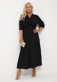 Born2be - Czarna Plisowana Sukienka Maxi z Kopertowym Dekoltem i Wiązaniem w Talii Lariah. Kolekcja: plus size. Kolor: czarny. Materiał: materiał. Typ sukienki: kopertowe. Długość: maxi