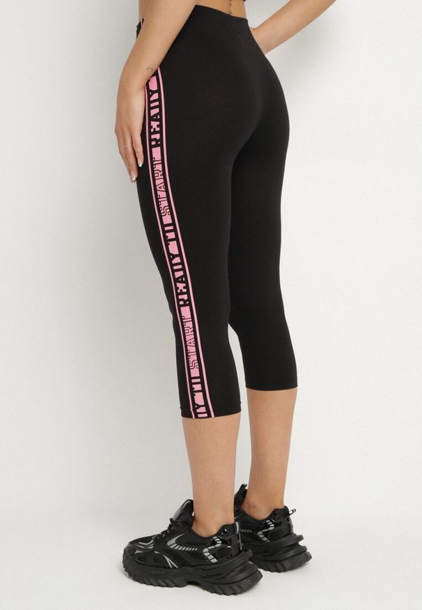 Born2be - Czarno-Fuksjowe Bawełniane Legginsy o Długości 3/4 z Niskim Stanem i Lampasami Paswenna. Okazja: na co dzień. Stan: obniżony. Kolor: czarny. Materiał: bawełna. Styl: sportowy, elegancki, casual