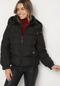Born2be - Czarna Pikowana Kurtka Puffer z Kapturem z Możliwością Odpięcia Galanea. Okazja: na co dzień. Typ kołnierza: kaptur. Kolor: czarny. Materiał: jeans, poliester. Długość rękawa: długi rękaw. Długość: krótkie. Styl: sportowy, casual #6