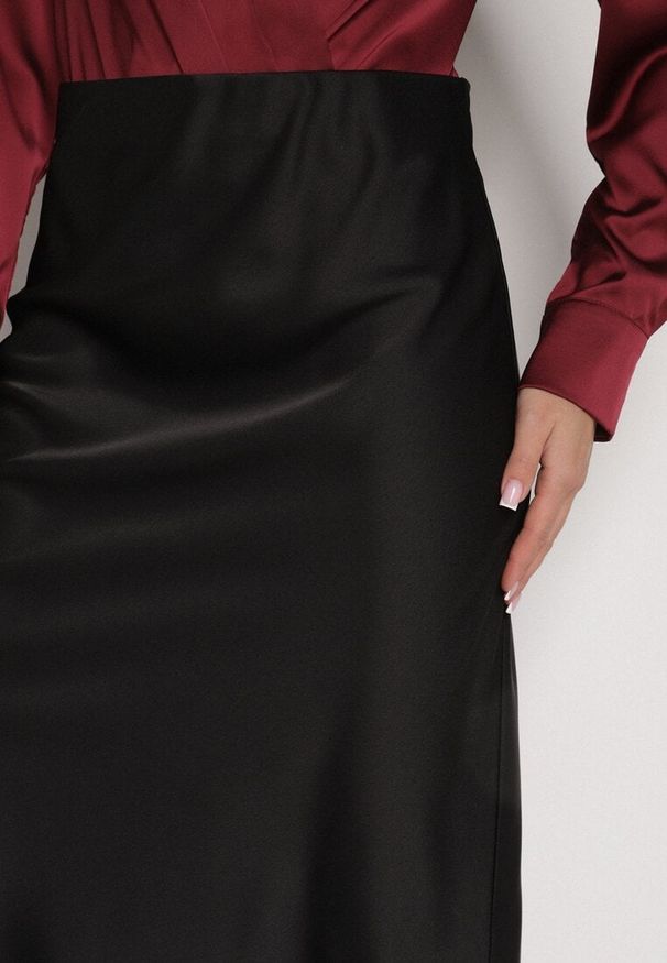 Born2be - Czarna Satynowa Spódnica z Koronkowym Zdobieniem Silfera. Okazja: na co dzień, na spotkanie biznesowe. Kolor: czarny. Materiał: satyna, koronka. Wzór: aplikacja. Styl: biznesowy, klasyczny, casual