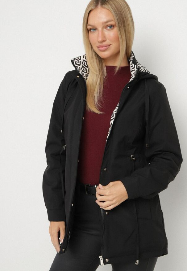 Born2be - Czarna Kurtka Parka z Kapturem z Ozdobną Wyściółką Tiolara. Okazja: na co dzień, na spacer. Typ kołnierza: kaptur. Kolor: czarny. Materiał: jeans. Styl: casual, sportowy
