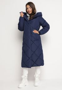 Born2be - Granatowa Kurtka Płaszcz z Geometrycznym Pikowaniem Johnatta. Kolor: niebieski. Wzór: geometria #4