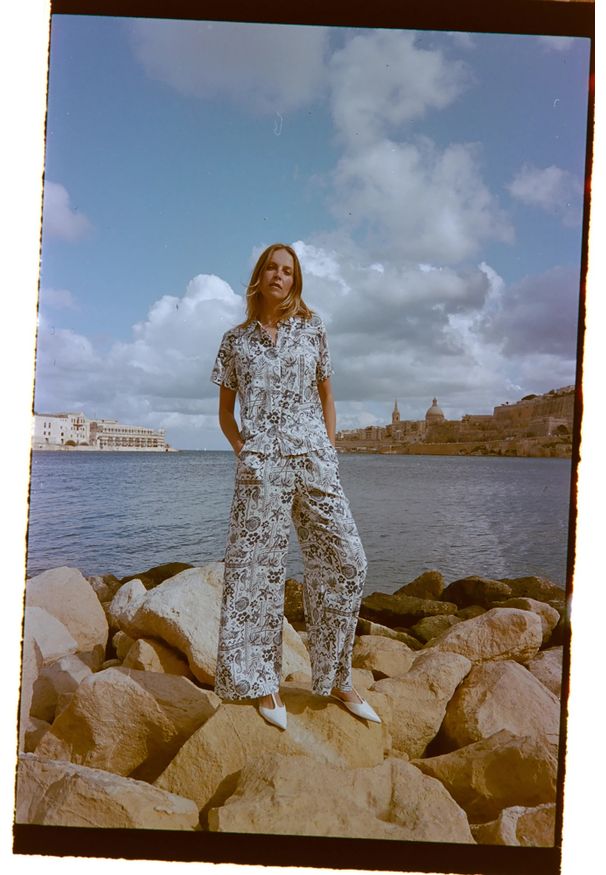 MOODO - Spodnie z wiskozy z nadrukiem granatowe. Kolor: niebieski. Materiał: wiskoza. Wzór: nadruk