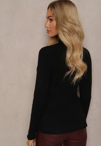 Renee - Czarny Sweter z Wełną przy Dekolcie Ozdobiony Falbanką Seatoria. Okazja: na co dzień. Typ kołnierza: kołnierz z falbankami. Kolor: czarny. Materiał: wełna. Wzór: aplikacja. Styl: wizytowy, casual #3